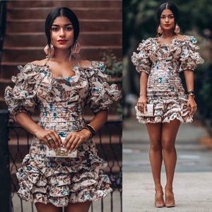 Beautiful vintage-printed ruffled dress.